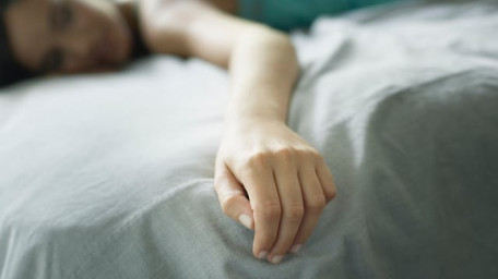 Bras engourdi la nuit ou bras mort : les 4 causes principales